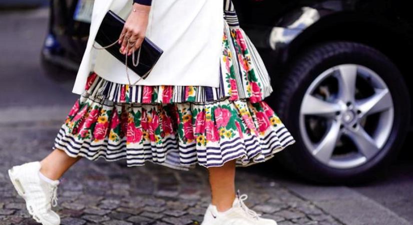6 sneakertrend, amit idén tavasszal mindenki viselni fog – maxi ruhával is tökéletesen mutatnak