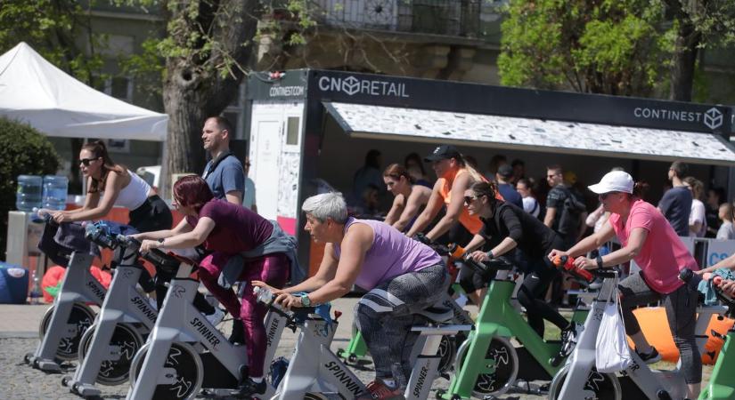 Az Alba Fehérvár KC játékosa is részt vett a XI. Cerbona Fehérvár Félmaraton kísérőprogramján (galéria)