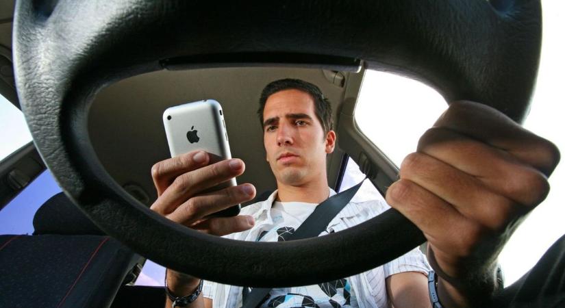 Akár 50 méter teljesen vakon az utakon – döbbenetes trend terjed az autósok között