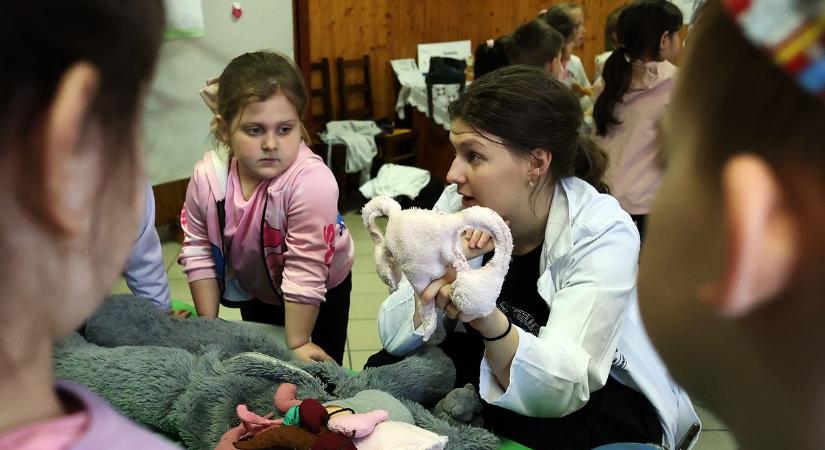 Minden plüss egészségesen távozott – játékosan ismerkedtek az orvosok munkájával Kelebián
