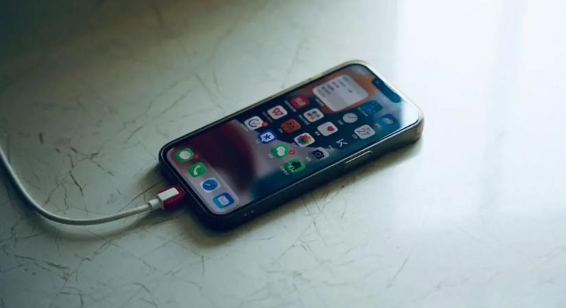 Gyorsan merül az okostelefonja? Egy egyszerű trükk segíthet