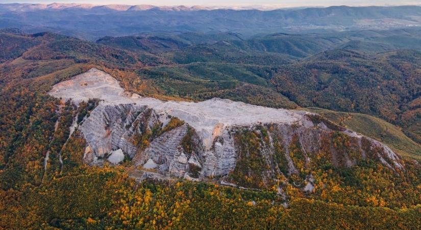 Ennél az elhagyatott bányánál érdemes megállni a Bél-kőn