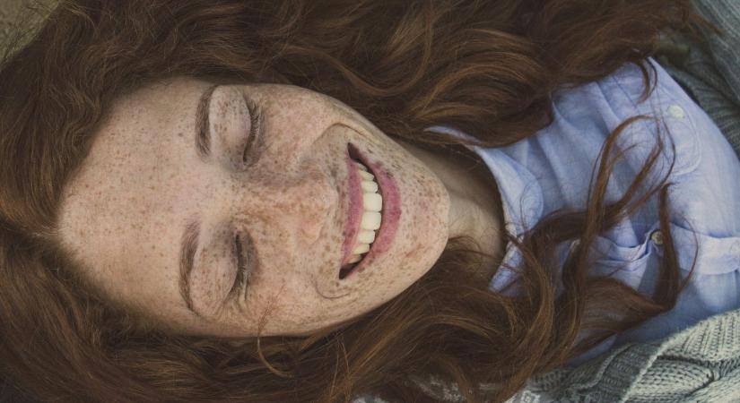 Mit jelent, ha nevetsz alvás közben? Ebből látszik, ha idegrendszeri betegség okozza és nem vidám álmok!