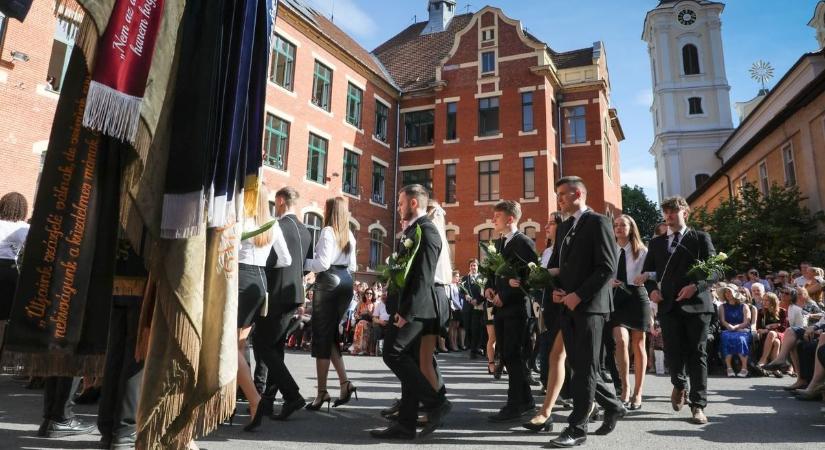 Megszólaltak a borsodiak: ennyi pénzt illik adni ballagásra 2026-ban, hogy ne nézzenek ki a rokonok