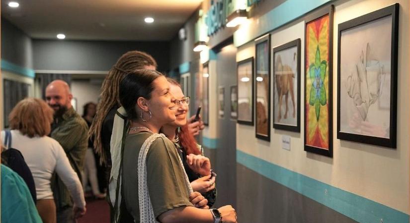 A fiatal egri művészek alkotásait érdemes látni a közönségnek