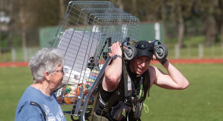 Őrült rekordkísérlet, közel 24 órán át sétált egy bevásárlókocsival a hátán