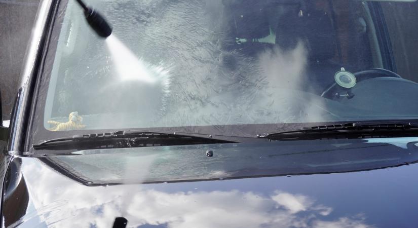 Sok sofőr nem tudja, mire valók a fekete pöttyök a szélvédőn, pedig fontos szerepük van