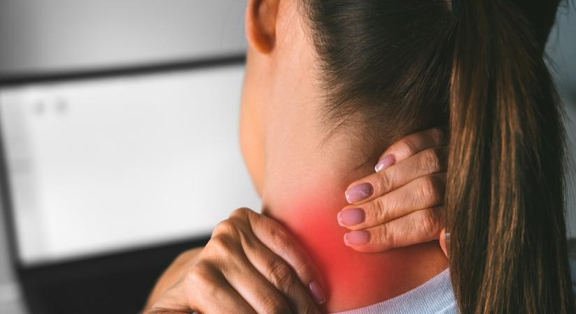 Hátborzongatóan egyszerű: Ez a kanáltrükk egy perc alatt elmulasztja a nyaki fájdalmat