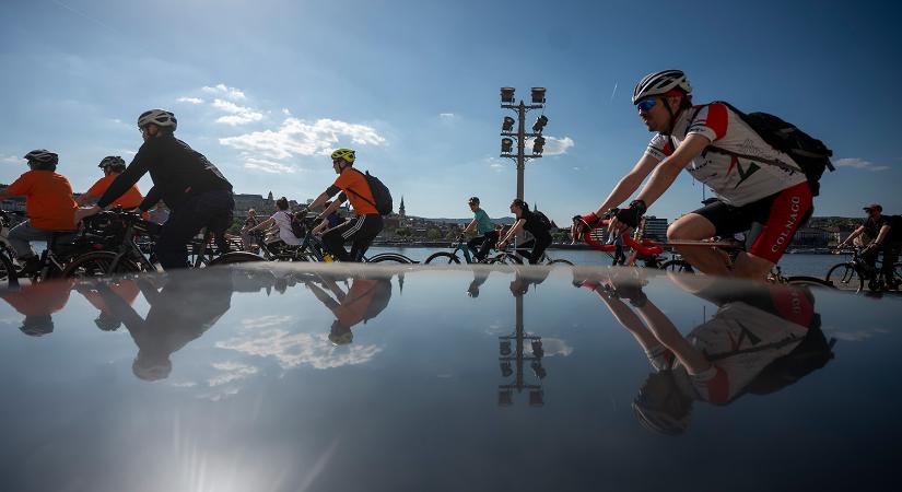 Több tízezer bringás lepte el a főv