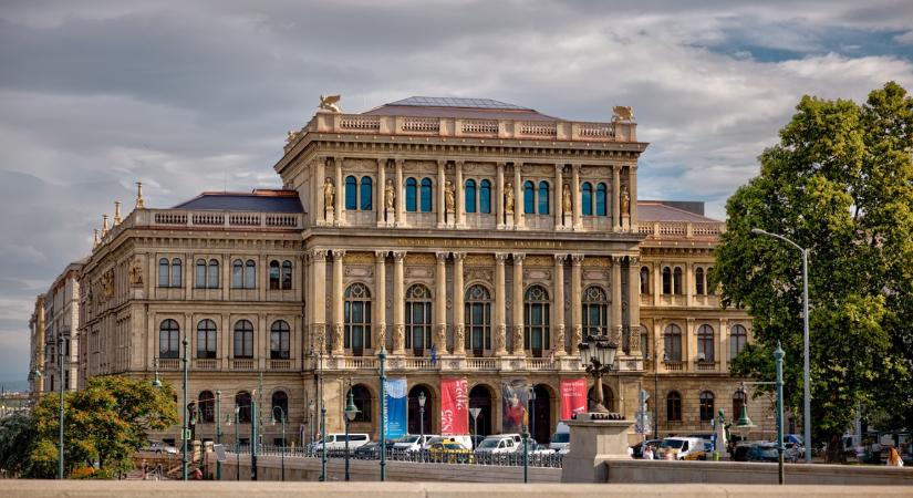 Hihetetlen műalkotás, 60 ezer elemből építették meg a Tudományos Akadémia Lego-változatát