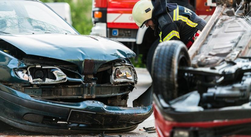 Brutális karambol a 84-es főúton: árokba repült egy autó, a tűzoltók rohantak a bent rekedt utashoz
