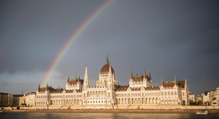 Kettészakad az ország: napsütéssel indul, viharos hidegfronttal zárul a vasárnap