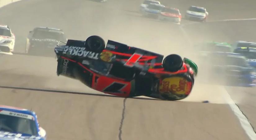 Óriási baleset miatt kellett megszakítani a NASCAR O’Reilly kansasi futamát, ahol új értelmet nyert a csapattársi szeretet