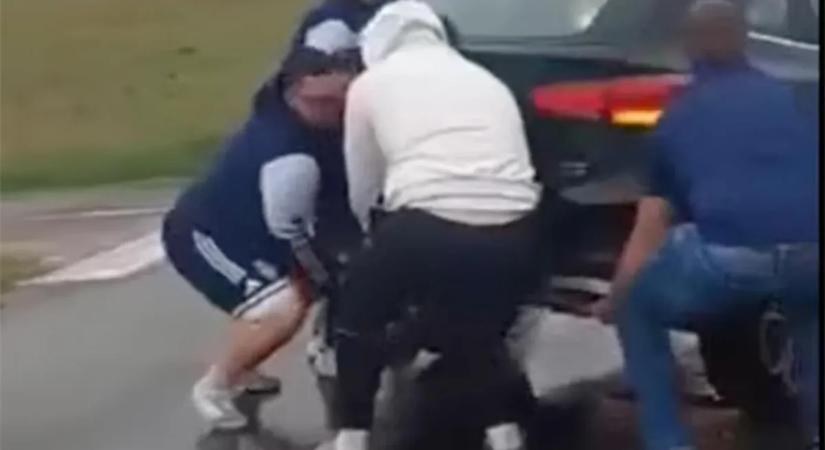 Lerobbant autó miatt akadtak el a rögbisek, szédületes, hogyan oldották meg – videó