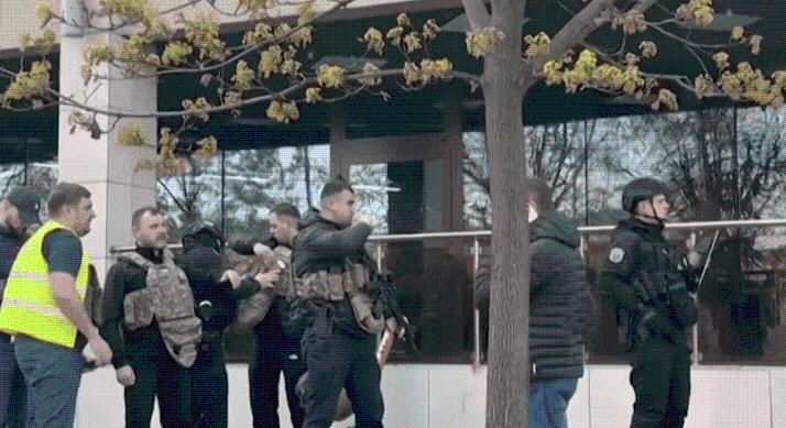 Brutális támadás Kijevben – Az utcán lövöldözött, majd túszokat ejtett egy fegyveres