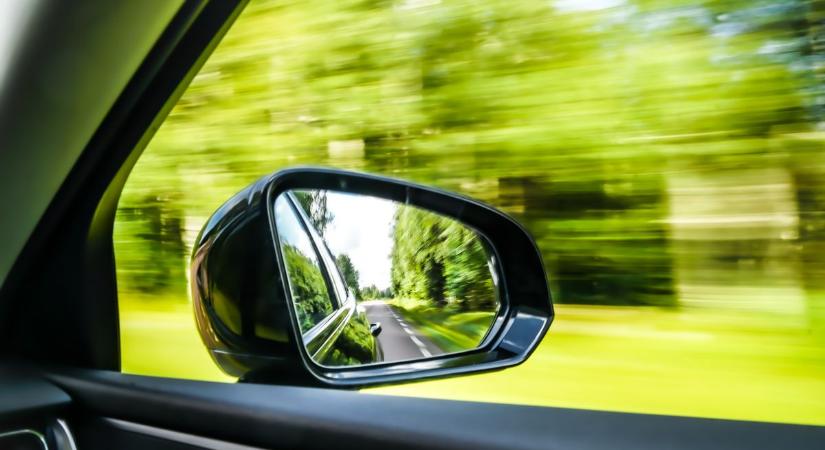Rejtélyes támadások az autók visszapillantó tükrei ellen – kiderült, mi áll a háttérben