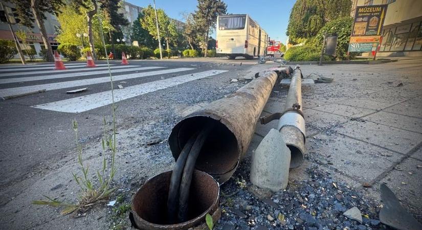 Szokatlan baleset Hajdúszoboszlón, táblát döntött egy busz