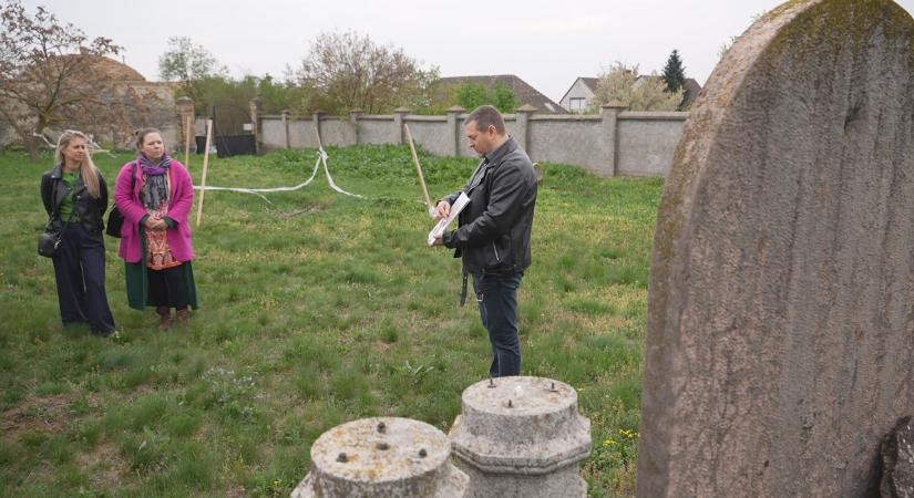 Rendhagyó történelemóra a zsidó temetőben