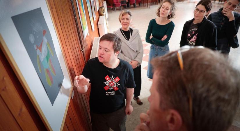 Mit súg nekünk Áron? - A Mesebolt Bábszínház társulata ismeri a járást ebben a színes és szabad univerzumban