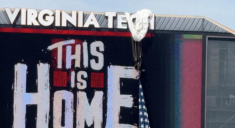 Erre az ejtőernyős trükkre senki sem számított, szó szerint levegőben lógott a tragédia