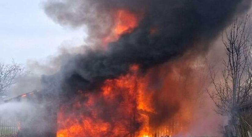 Azonnal a lángok közé vetették magukat a hős rendőrök, hogy megmentsék a magatehetetlen bácsit