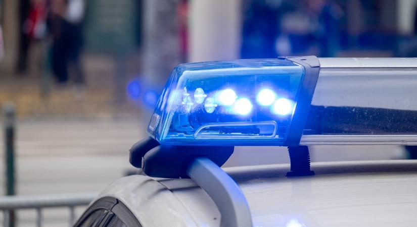 Brutális támadás a népszerű bevásárlóközpont előtt: ollóval rontott rá áldozatára egy asszony, a szemét találta el