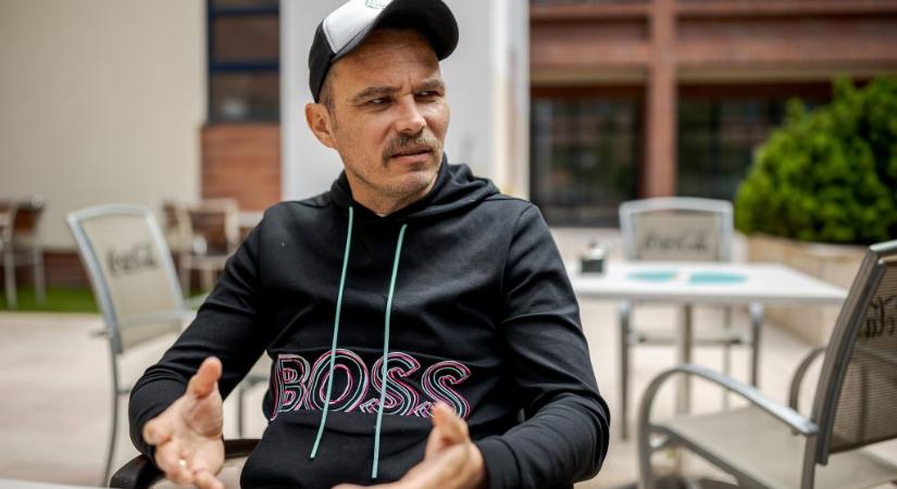 „Nem hiszem el kategória” – Lengyel Tamás ledarált iratokkal teli kukát fotózott le az MTI hátsó bejáratánál