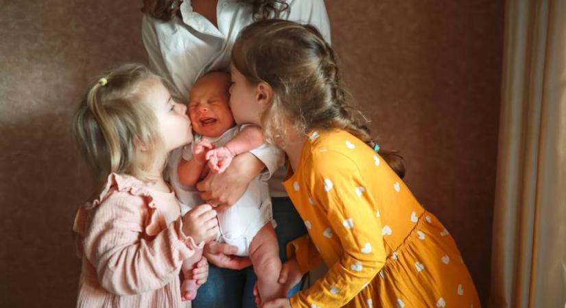 Ilyen, amikor egy újszülöttnek 3 nővére van – 1 millióan látták már az édesanya vicces videóját