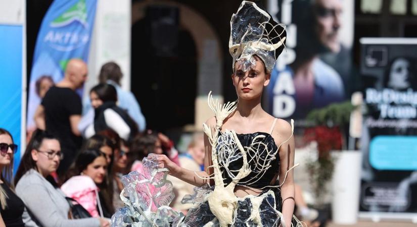 A legmenőbb ruhákat vonultatták fel Miskolcon, és mind szemétből készült! - fotókon, videón
