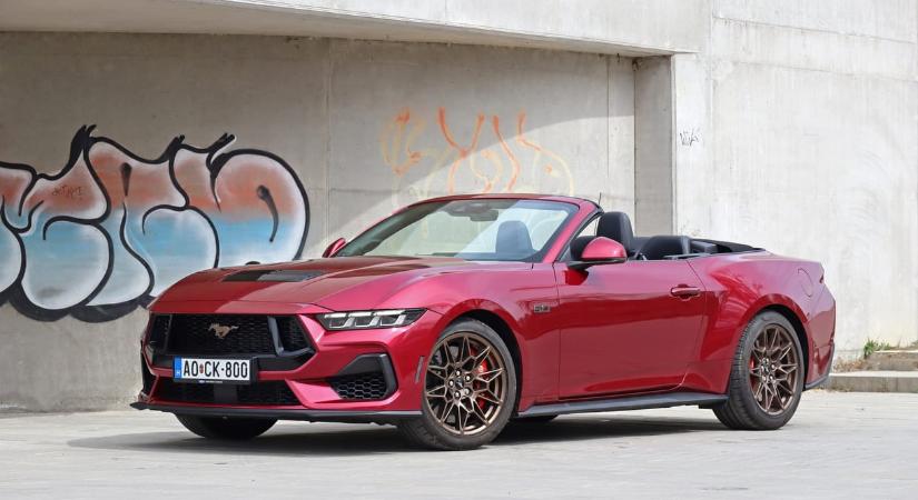 Pusztító V8, füstölgő hátsó gumik, nyitott tető: milyen az új Ford Mustanggal kabriózni?