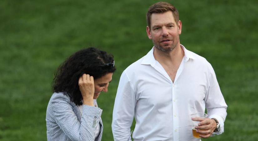 „Hallottuk, hogy Eric szeret flörtölni” – többszörös szexuális erőszak vádjába bukott bele a Demokrata Párt feltörekvő képviselője