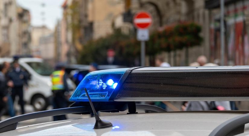 Horrortámadás a népszerű pláza előtt: ollóval szúrta szemen áldozatát az őrjöngő nő, a térfigyelő kamera mindent rögzített