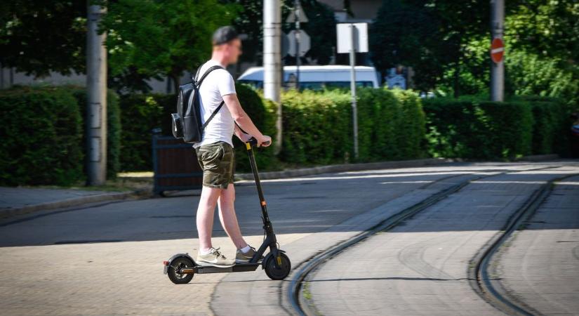 Elektromos rollerek: májustól kötelező az irányjelző és a 16 év alattiaknak a bukósisak