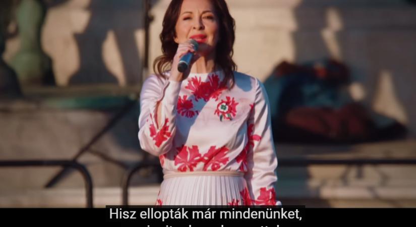 Szekeres Adrien nem beszélt róla, de sorra mondták le a koncertjeit, mert fellépett a Tisza Párt rendezvényén