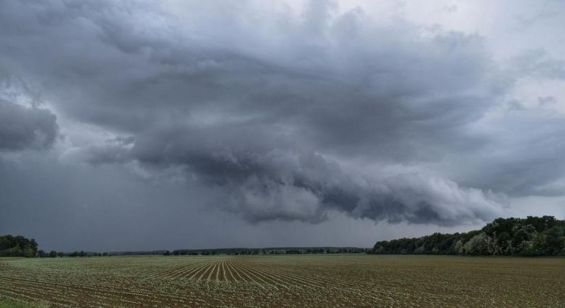 Zivatar miatt figyelmeztetés van érvényben Vasban - Jégeső is jöhet!