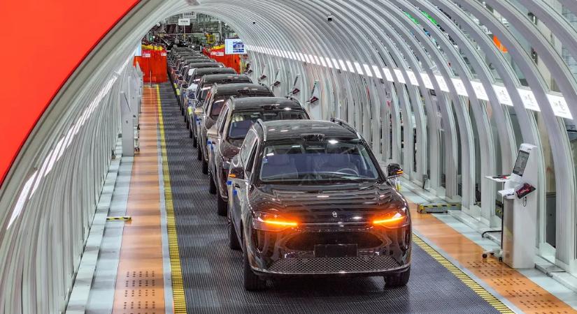 Ülés alól kicsúszó vécét rakna az autóiba egy kínai gyártó