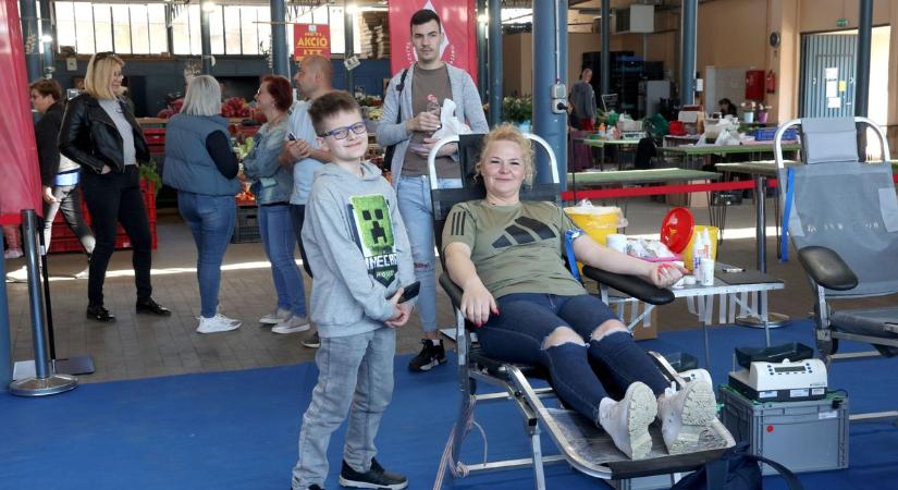 Gyümölccsel hálálták meg az életmentést a kaposvári nagypiacon