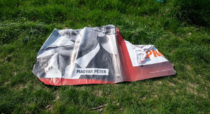 Pörög a biznisz, bár három hét múlva már kötelező lesz fizetni a választási plakátokért