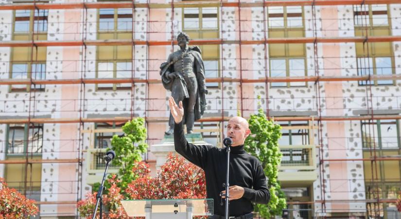 A 250 éves Berzsenyi szombathelyi szobránál több mint 200 diák mondta együtt, hogy "Oh, a szárnyas idő hirtelen elrepűl"