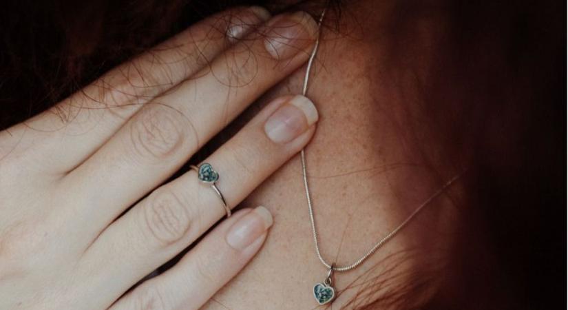 Te viselnéd elhunyt édesanyádat az ujjadon? Megszólal a szakember, mit jelent, ha igen