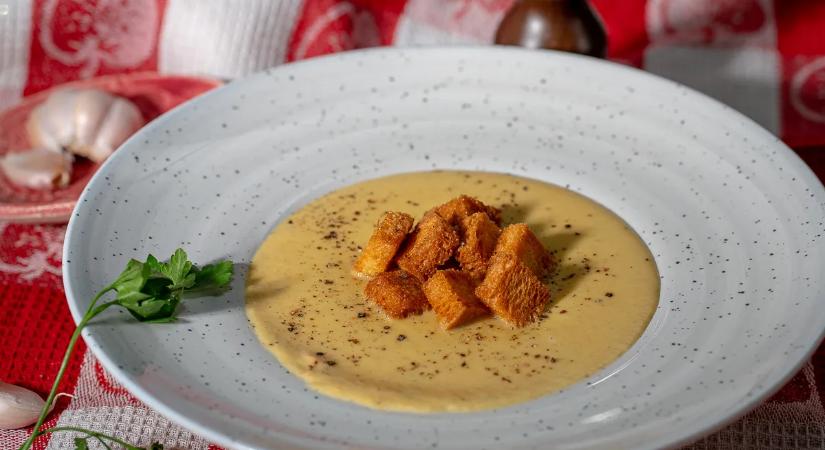 Ezt muszáj megkóstolni: így készül az egyszerű, selymes fokhagymakrémleves