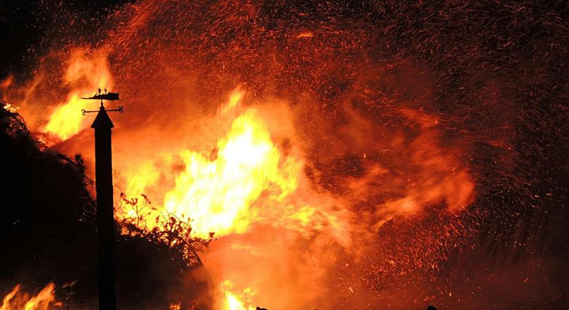 Kegyetlen ukrán dróncsapás érte az orosz flottát: lángba borult a Krím