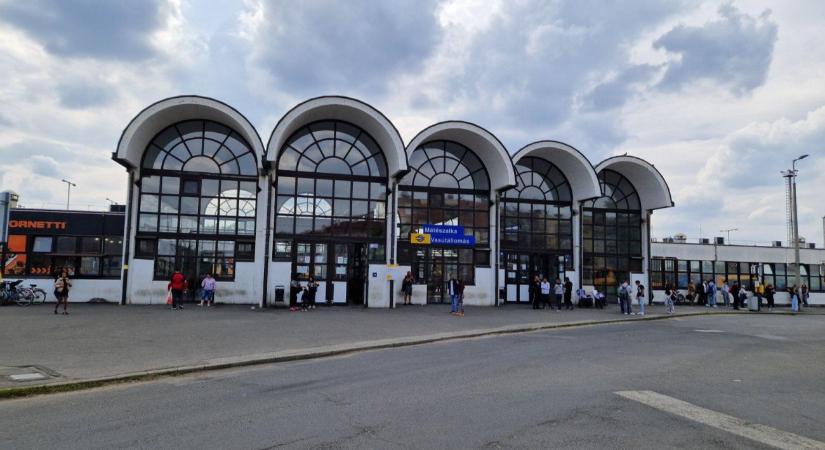 Most érkezett, lezárják a kisváros vasútállomását