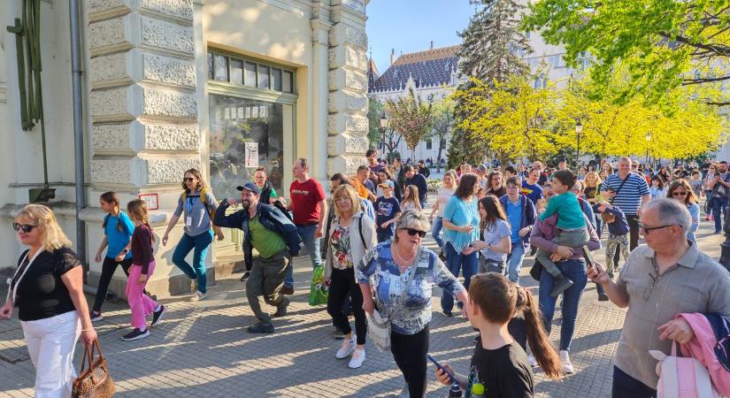 Bátran felvállalták gyermeki énjüket és mertek hülyén járni  fotók, videó