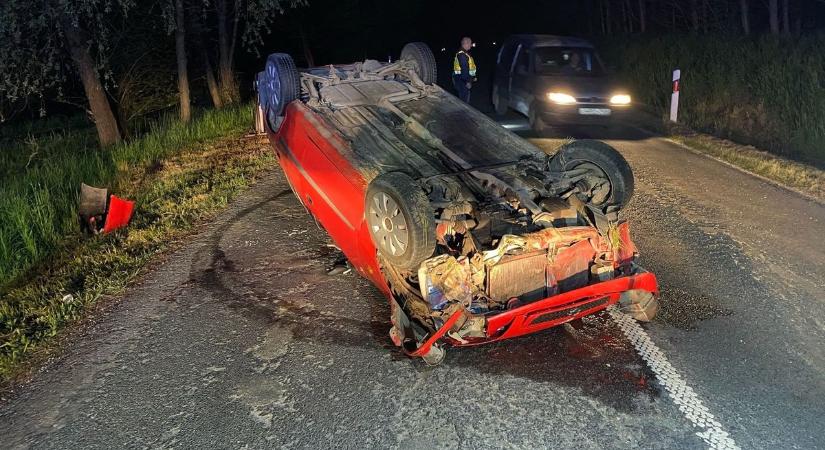 Ez nem Cobra 11, mégis a tetőlemezén csúszott a személyautó a baleset után (galéria)