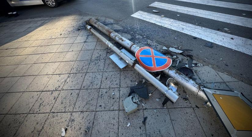 Balesetek Hajdú-Biharban: két autó ütközött; kidőlt egy jelzőlámpa is!