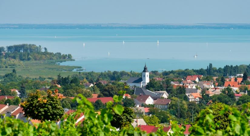 Ennyibe kerül idén a vízparti nyaraló a Balatonnál és a többi kedvenc helyünkön - Toplistás települések és négyzetméterárak