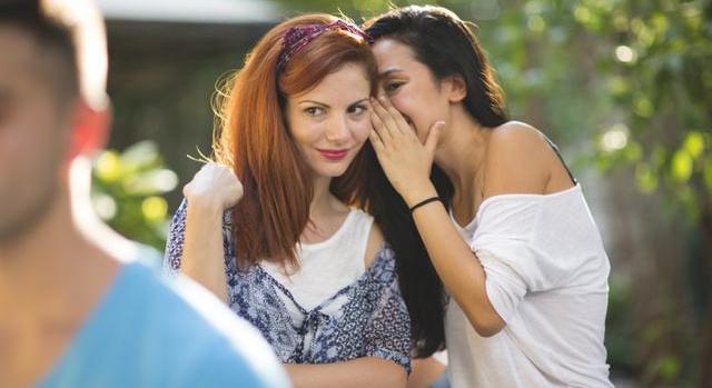 Ez a 3 jel azt mutatja, hogy kibeszélnek a hátad mögött