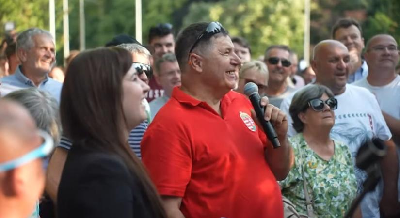 A sárvári körzetben induló Magyar Péter tavaly már kérdezett a Lázárinfón, és több fideszessel is volt közös képe