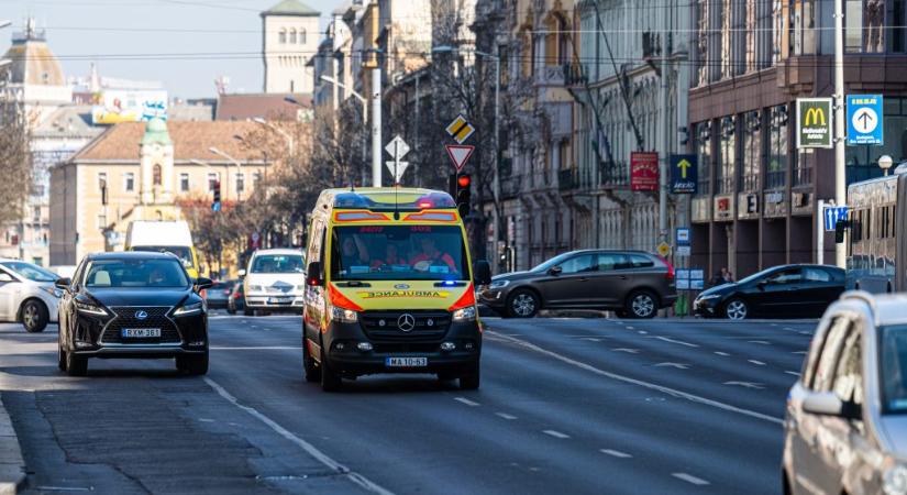 Összeesett egy férfi a patikában, a személyzet mentette meg az életét